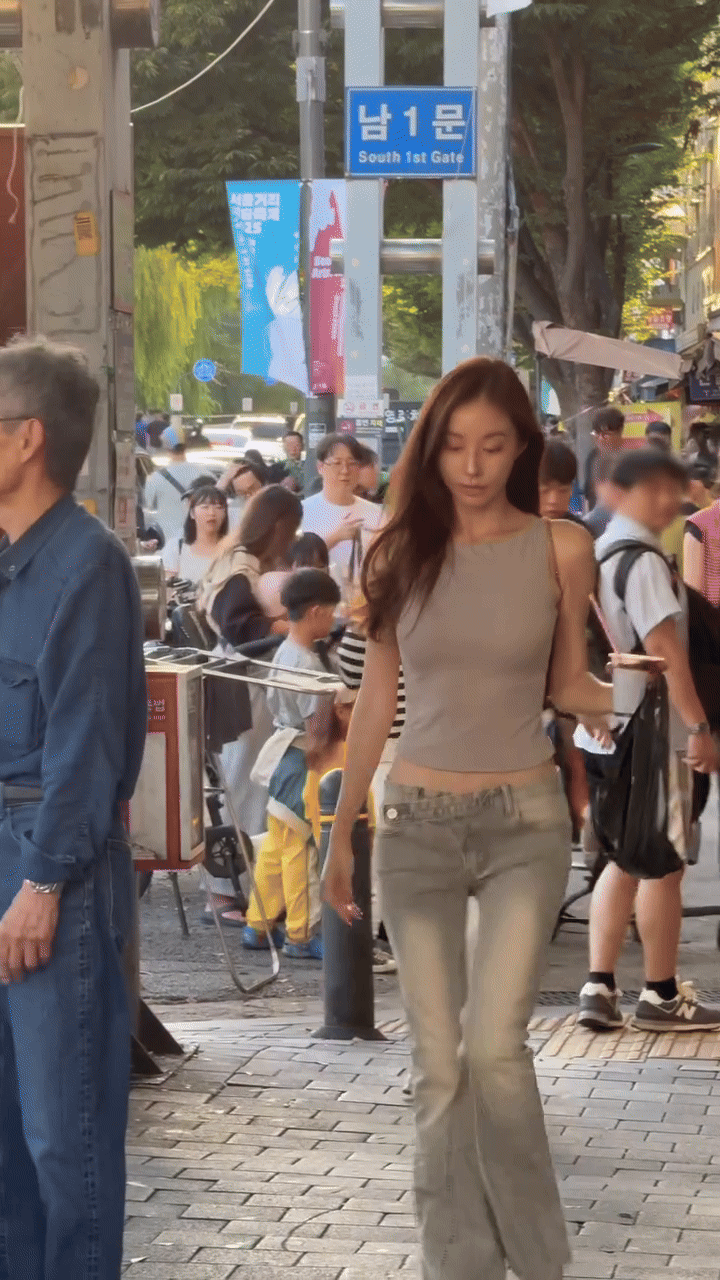 Hot girl đường phố mặc đơn giản vẫn hút hơn 16 triệu người xem là ai?