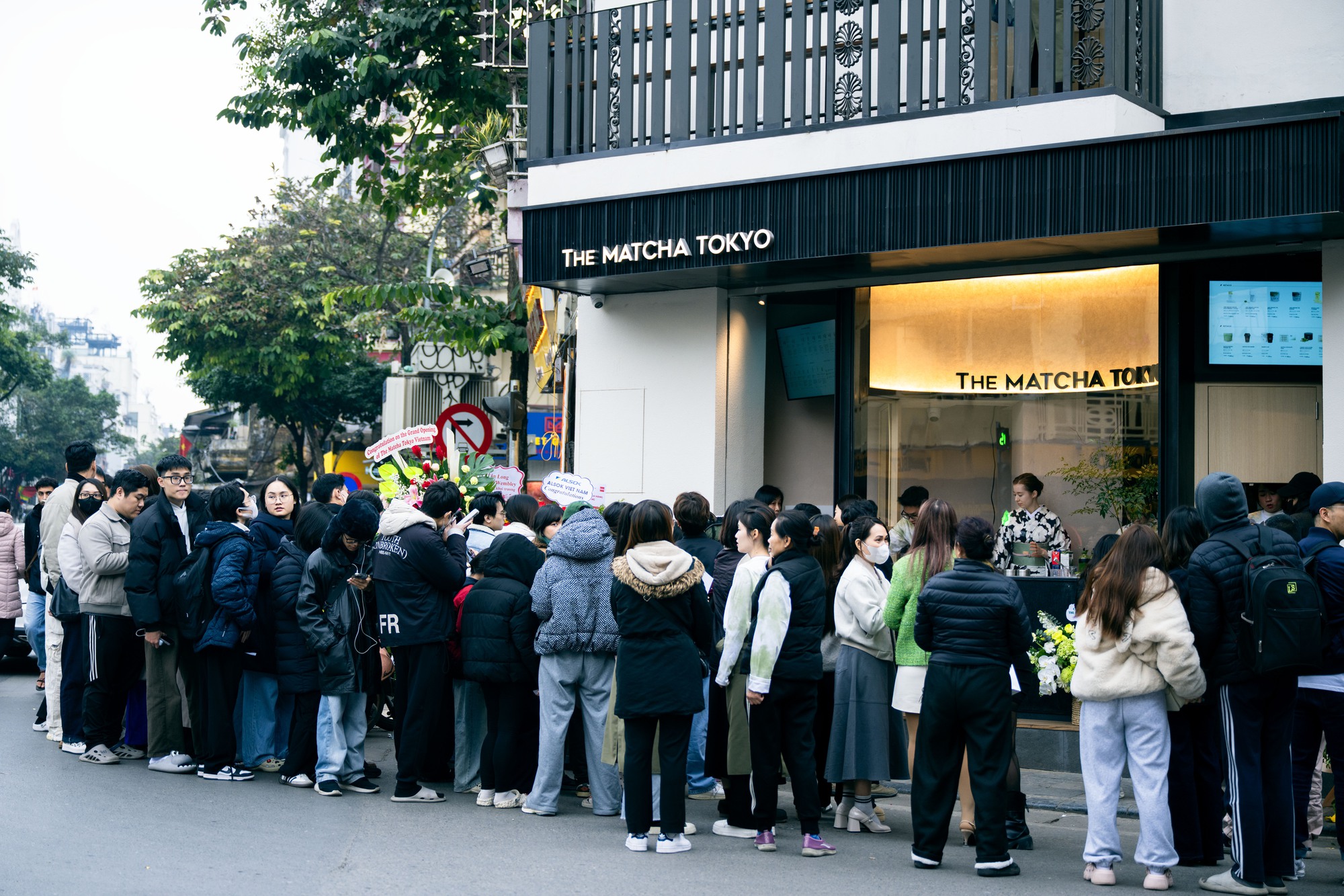Hà Nội: Dân tình chầu chực xếp hàng mua ly matcha đắt nhất Nhật Bản bất chấp trời rét Hà Nội: Dân tình chầu chực xếp hàng mua ly matcha đắt nhất Nhật Bản bất chấp trời rét