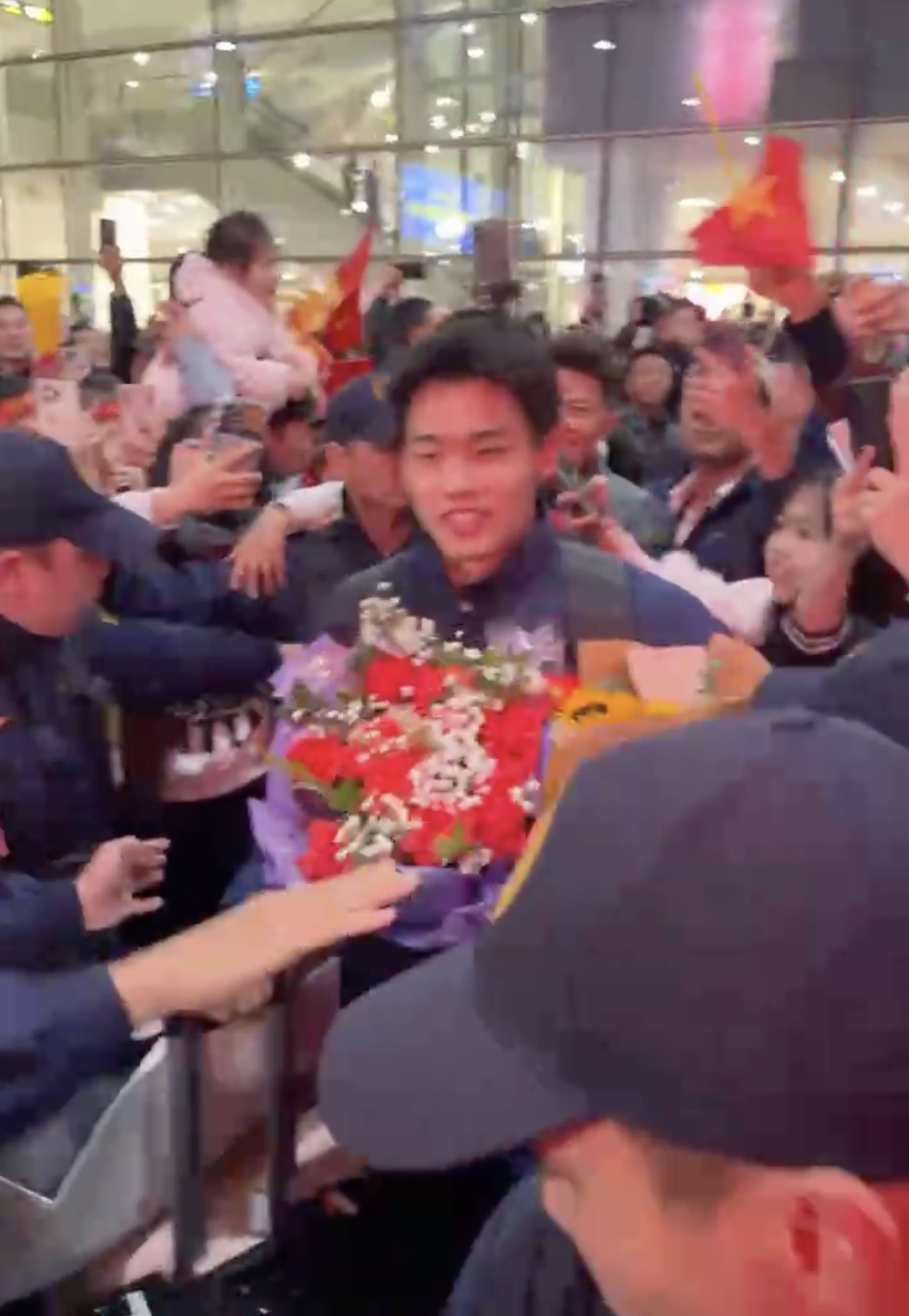 U23 Việt Nam mang HCĐ châu Á về nước: "Biển người" chào đón những "người hùng" thi đấu kiên cường