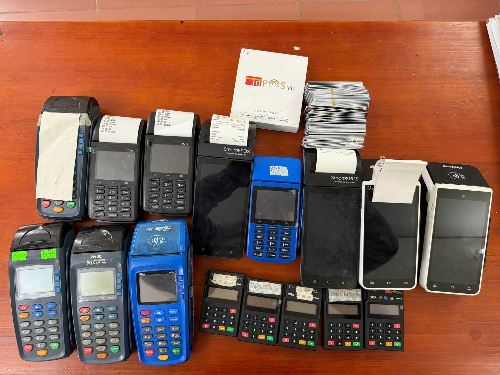 Phát hiện 1 nhân viên ngân hàng SN 1995 dùng thẻ tín dụng của 39 khách hàng để rút 1,3 tỷ đồng ở máy POS tại các tỉnh thành: Công an dùng nhiều biện pháp nghiệp vụ vào cuộc Phát hiện 1 nhân viên ngân hàng SN 1995 dùng thẻ tín dụng của 39 khách hàng để rút 1,3 tỷ đồng ở máy POS tại các tỉnh thành: Công an dùng nhiều biện pháp nghiệp vụ vào cuộc