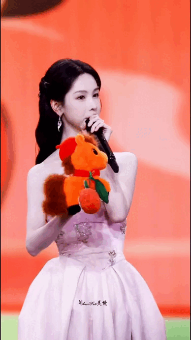 Cả showbiz chỉ có 1 mỹ nhân “thân nữ nhi, khí chất quân tử”: Gây sốt khi lăng xê local brand Việt trước thế giới