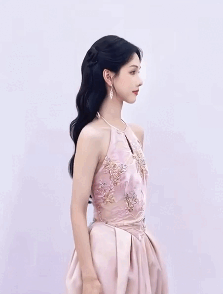 Cả showbiz chỉ có 1 mỹ nhân “thân nữ nhi, khí chất quân tử”: Gây sốt khi lăng xê local brand Việt trước thế giới