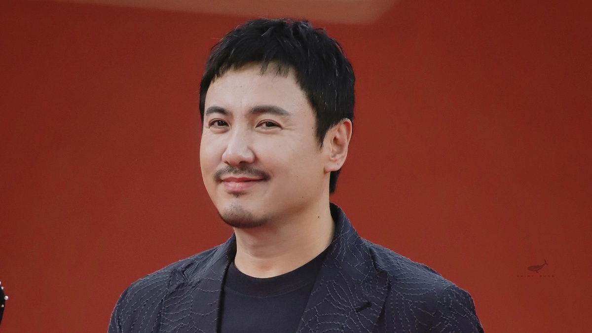 Hé lộ tổ ấm 370m2 của "vua hài" Thẩm Đằng: Phòng ngủ view vòng cung đẹp như mơ, nhưng chi tiết "bừa bộn" ở phòng khách mới tiết lộ con người thật của gia chủ