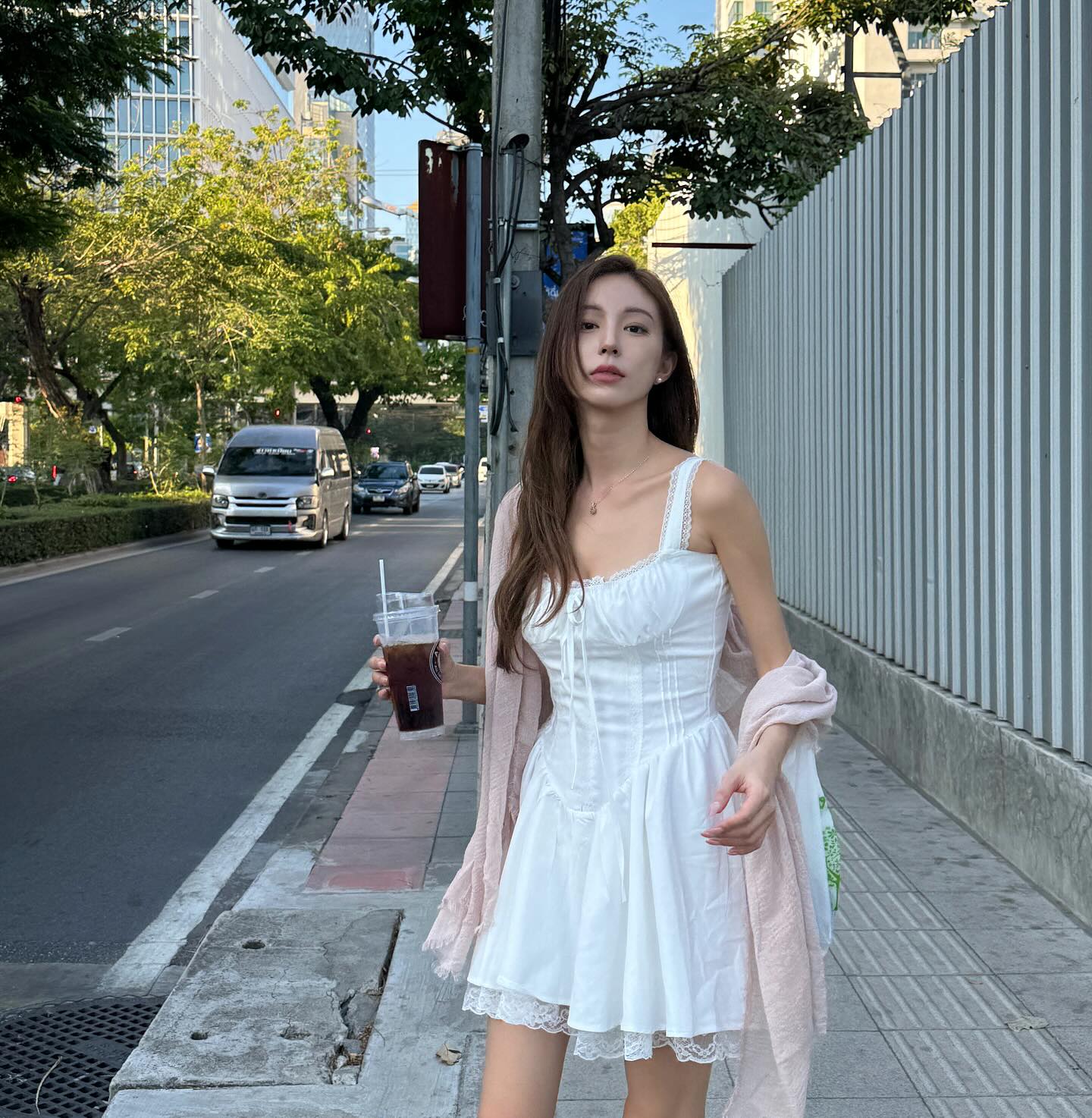 Hot girl đường phố mặc đơn giản vẫn hút hơn 16 triệu người xem là ai?