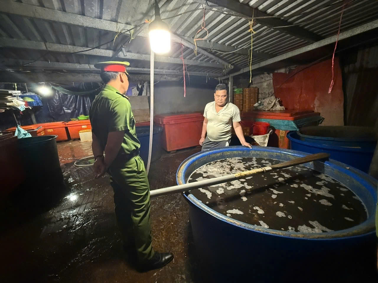 Lỡ ăn ốc bươu bị ngâm thuỷ tinh lỏng, người tiêu dùng đòi bồi thường được không? Lỡ ăn ốc bươu bị ngâm thuỷ tinh lỏng, người tiêu dùng đòi bồi thường được không?